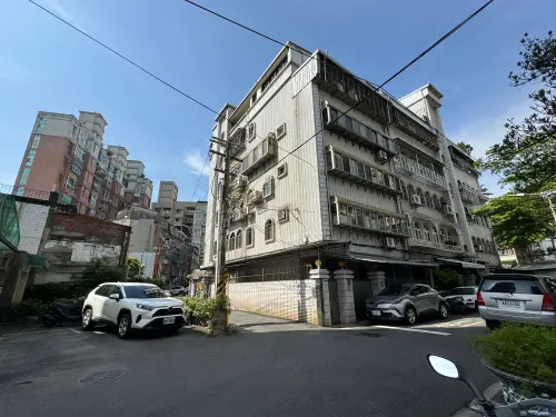 ▲藍白拖第35份兼職挑戰，家事清潔助手。（圖／藍白拖提供）