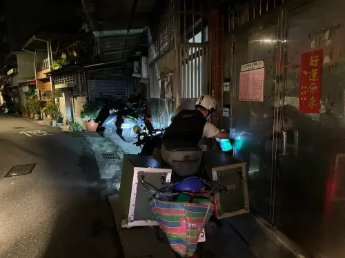 ▲藍白拖第54份兼職工作，羊奶配送員。（圖／藍白拖提供）