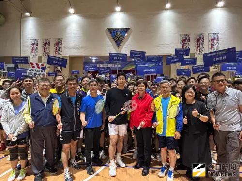 ▲台灣羽壇代表性球星周天成現身，為第七屆晨禎盃羽球賽開球，引來球迷熱情歡呼，不少人拿起手機拍不停。（圖／記者金武鳳攝，2025.11.30)