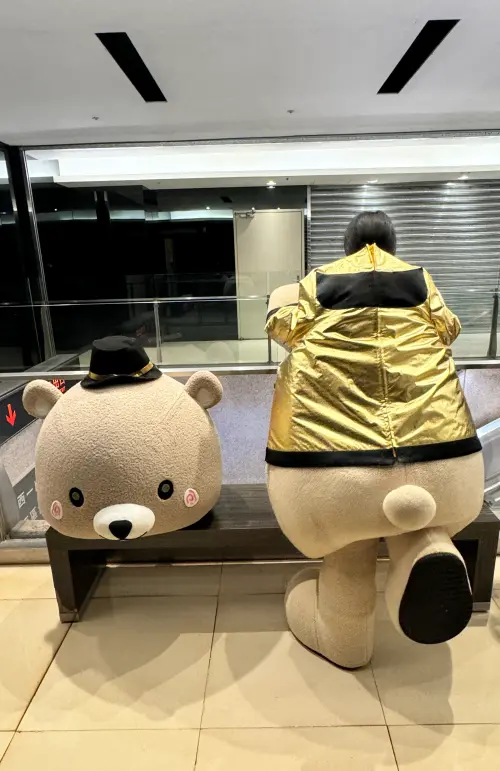 ▲第67份，百貨公司人偶引導。（圖／藍白拖提供）