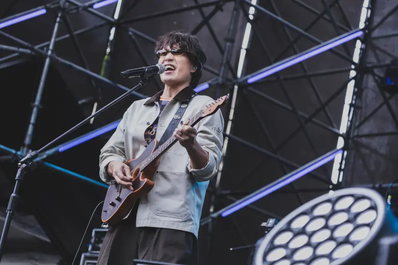 ▲歌手黃宣（如圖）今（30）日在簡單生活節開唱，他自爆今早搭車時有人問他是歌手嗎，他已讀亂回，搞笑說自己是吳克群，粉絲一看也都覺得有點像。（圖／簡單生活節提供）