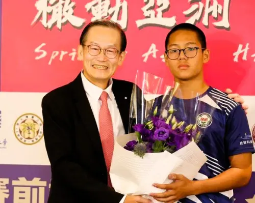 ▲民德國中同學楊恩睿(右)獻花給杜元坤院長(左)，感謝院長的治療他才能恢復健康重返賽場。(元坤運動文創產業有限公司提供)