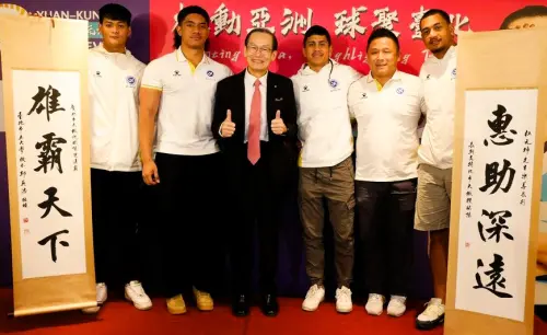 ▲7.由杜元坤院長(中)贊助支持的台北市立大學，今天記者會上獻給院長一對對聯，感謝杜院長這些年來的贊助，學生們才能無後顧之憂地奔馳於球場上。(元坤運動文創產業有限公司提供)