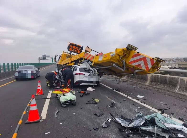 台61西濱奪命追撞！22歲男狠撞工程車底 胸骨破裂命危卡車內