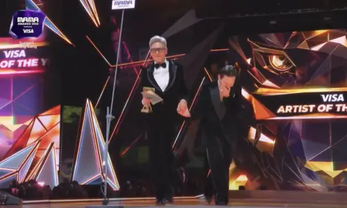 ▲GD（右）跟周潤發（左）在舞台上牽手，笑得超嬌羞。（圖／Mnet Plus）