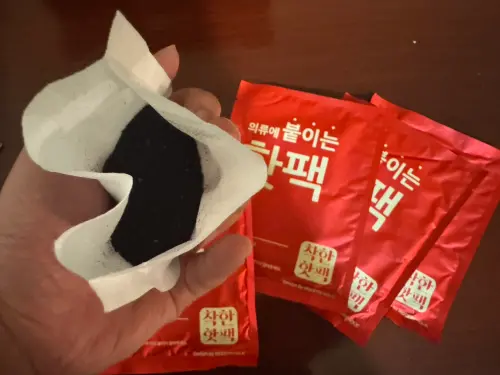 ▲暖暖包成分主要為鐵粉，外加鹽、活性碳、吸水性樹脂等複合性材質，能發熱是因為鐵粉接觸到外界的空氣及水氣，開始氧化。（圖／記者潘毅攝）