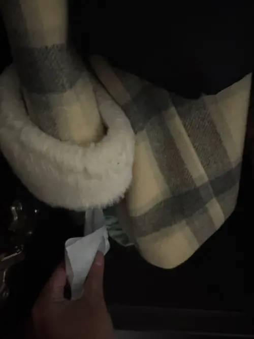 ▲用過的暖暖包不熱之後，可放入衣櫥、鞋櫃，讓鐵粉、活性碳開始吸附水氣，成為另類的除濕包。（圖／記者潘毅攝）