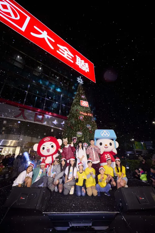 ▲歌手白安、鼓鼓和蕭秉治一起到內湖店家點亮聖誕樹，送暖做公益。（圖／相信音樂提供）