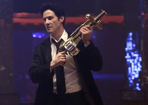 ▲基努李維在《康斯坦汀：驅魔神探》中的造型帥氣英挺。（圖／華納兄弟提供）