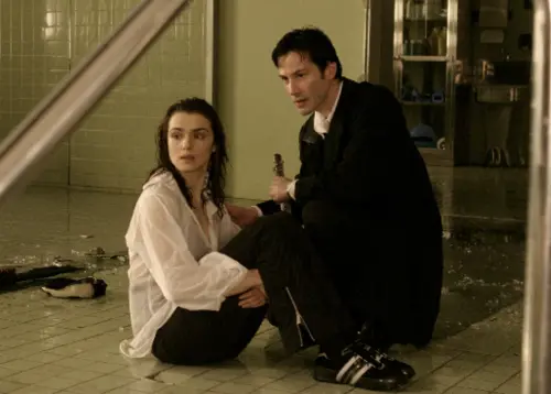 ▲基努李維（右）與瑞秋懷茲（左）在《康斯坦汀：驅魔神探》是第二度合作，比首度合演還要受到觀眾歡迎。（圖／華納兄弟提供）