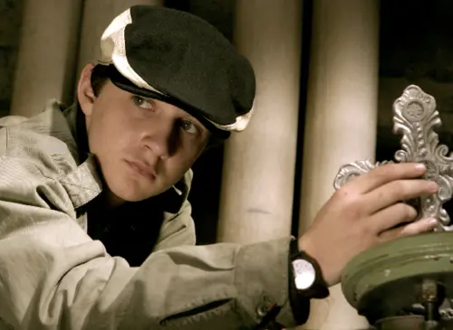 ▲西亞李畢夫其實也是《康斯坦汀：驅魔神探》中的重要配角，預告片中卻被神隱。（圖／華納兄弟提供）