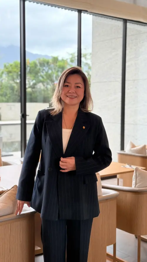 ▲新北北海溫泉洲際酒店總經理林欣怡，透露身後全日餐廳窗邊，是旅客最愛愜意放空的區域。（圖／記者蕭涵云攝）