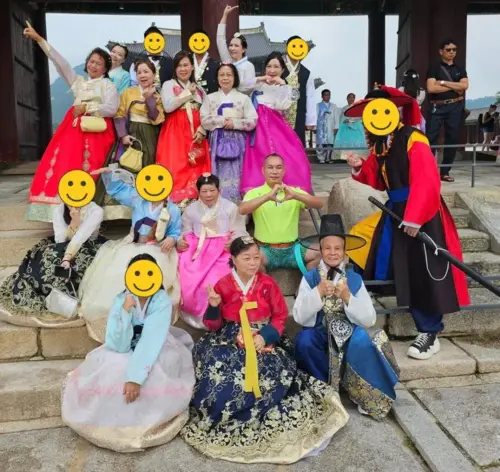 ▲胡漢龑經常帶著一家大小出國旅遊，家族成員相當多。（圖／翻攝啟德機械起重工程-股公司臉書）