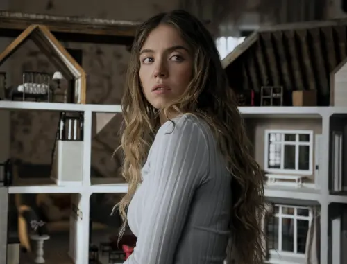 ▲席妮史威尼在《家弒服務》成為豪宅幫傭，卻發生一連串陰暗、詭異的遭遇。（圖／摘自IMDb）