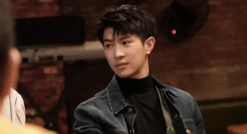 《偷偷藏不住》馬伯騫遭女粉絲強吻長達40秒！突襲瞬間曝光引眾怒
