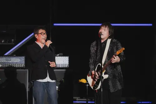 ▲李宗盛（左）今（29）日晚間在簡單生活節和伍佰（右）同台開唱，兩人一連唱了〈夢醒時分〉和〈台北孤兒〉，都是台下觀眾很有共鳴的歌曲。（圖／簡單生活節提供）