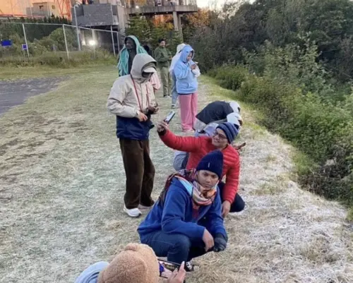 ▲泰國民眾穿著厚重保暖衣物登山拍照，感受難得低溫景象。（圖／翻攝自臉書）