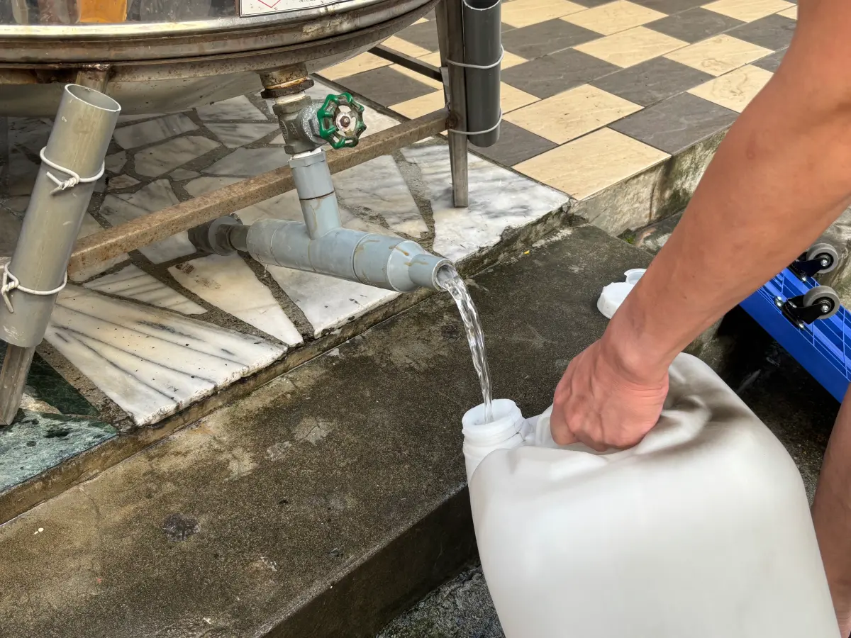 一滴都沒有！淡水停水逾68小時 停水戶自嘲：淡水人已學會用貓砂