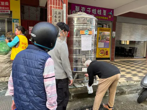 ▲淡水停水戶到台水供水站取水應急。（圖／記者徐銘穗攝）