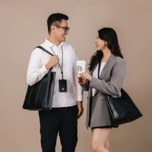 ▲星巴克線上門市限定「都會皮革質感新品」，女神皮革肩背包、皮革托特包、女神皮革證件掛牌。（圖／星巴克FB）