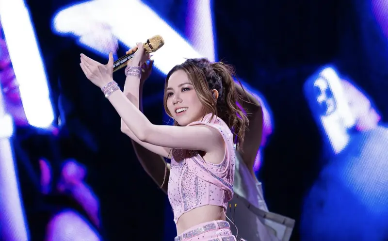 鄧紫棋開唱突淚崩！心碎香港大埔惡火　豪捐415萬只想大家平安