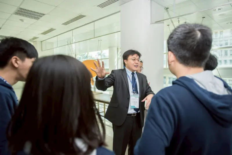 ▲王復民與研討會參與者講解研究成果照。（圖／台科大提供）