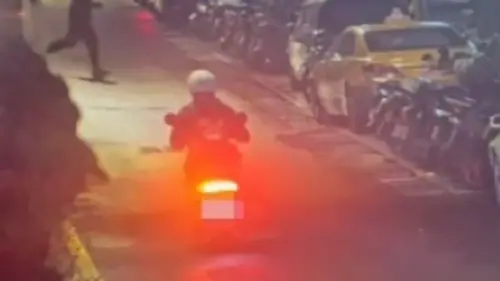 ▲砍完夏天倫衝警局自首！他被逮「拒絕夜間偵訊」監視器一幕全被拍。（圖／翻攝畫面）