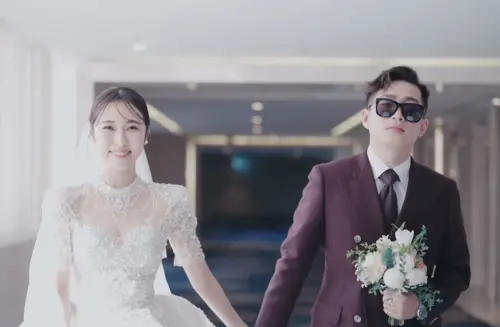 ▲Kiwi姐姐（左）曝光結婚影片，非常浪滿可愛。（圖／翻攝自IG@kiwiwihi）