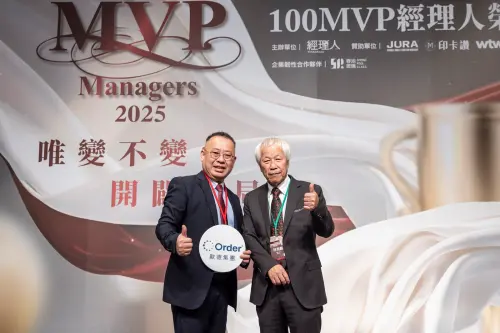 ▲《經理人》榮譽發行人何飛鵬(右)向歐德傢俱執行長陳國偉(左)恭喜道賀。