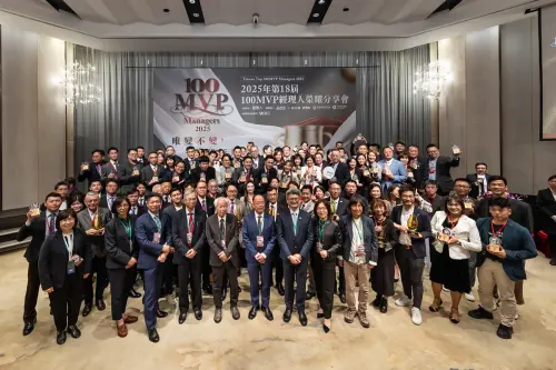 ▲歐德集團執行長陳國偉出席2025第18屆《100MVP經理人》頒獎典禮，與全體得獎者合影留念。