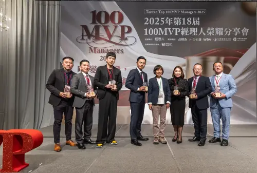 ▲百大經理人行銷業務類頒獎人(右四)中央大學副教授李小梅與得獎者合影，(右二)為歐德傢俱執行長陳國偉。