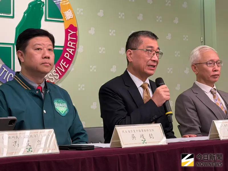 ▲徐國勇表示根據媒體公布與黨中央內參民調顯示，在3週前民進黨信任度與滿意度都黃金交叉，沒有內閣改組的問題。（圖／記者陳威叡攝，2025.12.01）