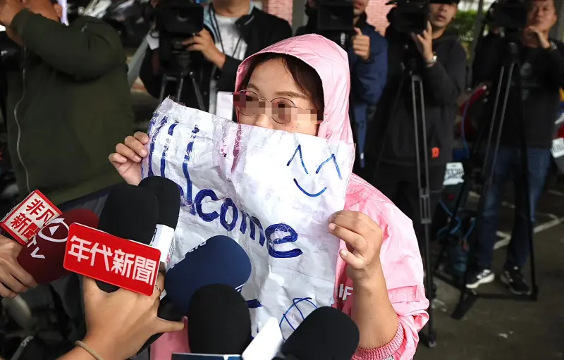    ▲12月1日上午下雨，一名自稱朱學恒粉絲的林姓女子在台北監獄外面拿著「Welcome Back」的標語守候。（圖／記者朱永強攝）  