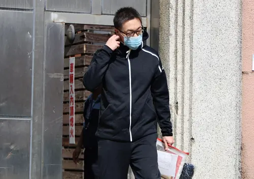 ▲朱學恒一走出台北監獄就拿下口罩。（圖／記者朱永強攝）