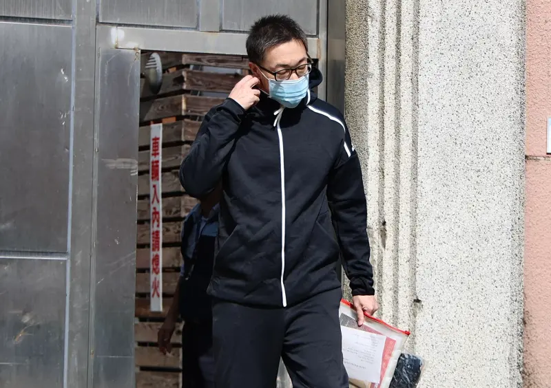    ▲朱學恒一走出台北監獄就拿下口罩。（圖／記者朱永強攝）  