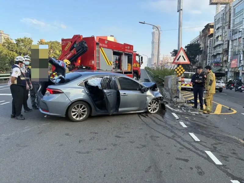 做賊心虛？高雄轎車清晨自撞橋墩　女駕駛「踉蹌落跑」畫面全被拍