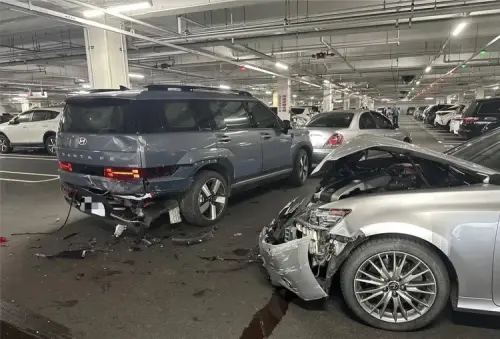 ▲台中好市多發生毒駕追撞3車意外。（圖／翻攝畫面）