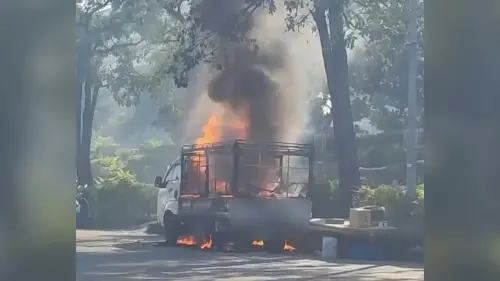 高雄小港火燒車！路邊小貨車突自燃「燒成火球」 慘剩骨架畫面曝

