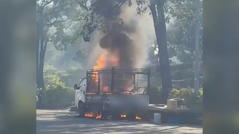▲高雄小港路邊一輛小貨車今早圖自燃。（圖／翻攝畫面）