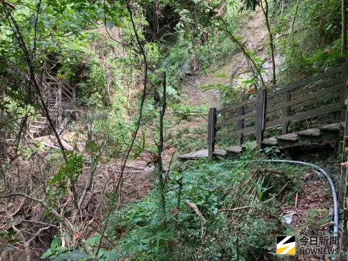 ▲10號登山步道多處，邊坡出現大範圍坍塌、掏空及沖刷，木棧道與原木階梯損毀嚴重，存在高度風險(圖／觀旅局提供2025.12.1)