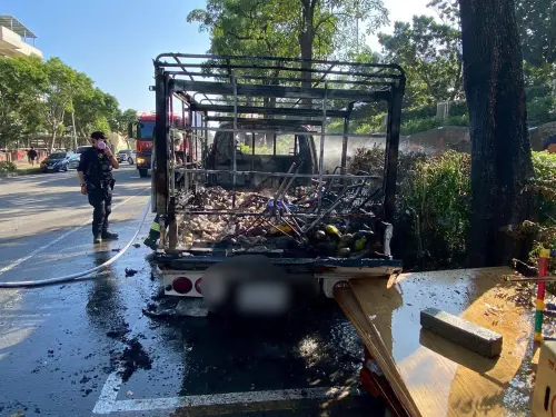 ▲高雄小港路邊一輛小貨車今早圖自燃，燒到剩下骨架。（圖／翻攝畫面）