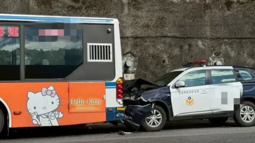 新店驚傳警車追撞公車！司機尿急亂違停　員警「沒看路」車頭全毀
