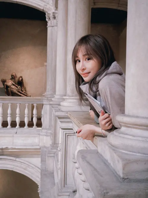 ▲王心凌（如圖）在20年前，曾因密集發片、拍戲太累，跟公司請假3週，飛到紐約修復身心。20年後她舊地重遊開唱。（圖／索尼音樂提供）