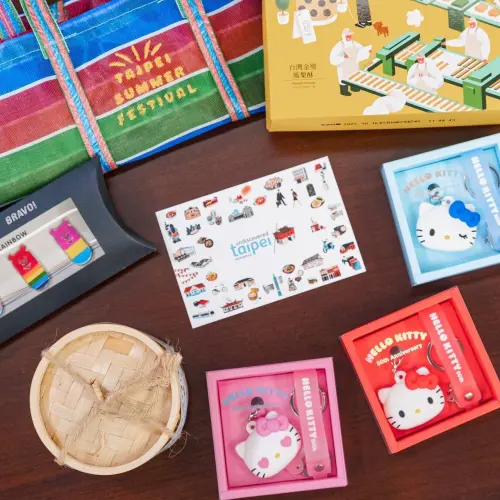 ▲日本天后濱崎步去年重返台北小巨蛋，台北市長蔣萬安特別送上Ayu最愛的hello kitty造型悠遊卡。（圖／取自蔣萬安臉書）