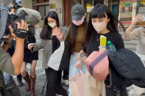 ▲蕭瑋葶（黑帽粉紅口罩女）面對大批媒體堵訪並未受訪，快步搭車離開。（圖／記者葉政勳攝）