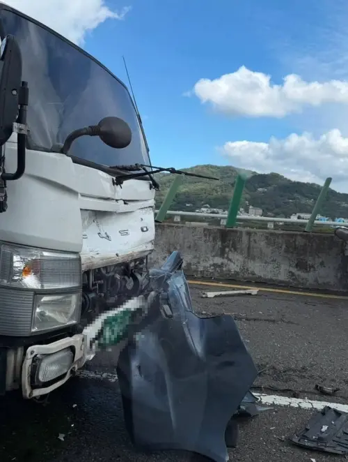 ▲台68線竹東段發生大貨車追撞警車事故。（圖／翻攝臉書社團《竹東小鎮》）