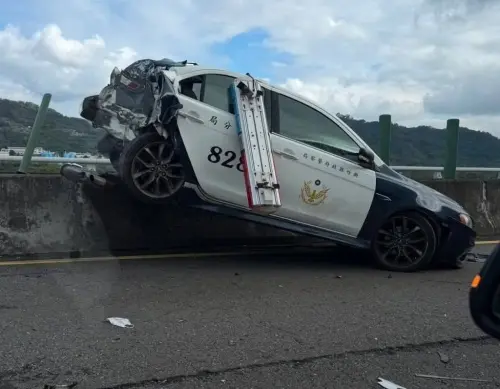 台68線竹東段驚險車禍！大貨車煞不住追撞　警車噴飛「懸掛護欄」
