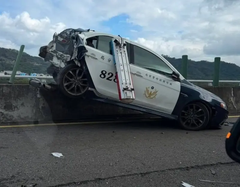 台68線竹東段驚險車禍！大貨車煞不住追撞　警車噴飛「懸掛護欄」