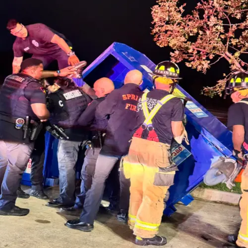 離奇事故！德州街友鑽舊衣回收箱卡住　「頭下腳上」哀號受困亡
