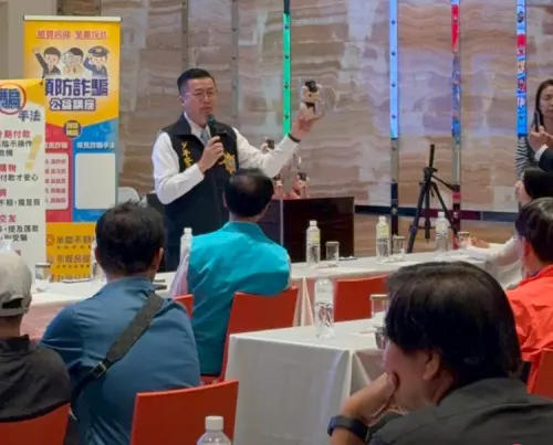 ▲高市警察局少年警察隊長陳仁正向現場代表，進行反詐騙宣導講座。（圖／高市警局少年隊提供）